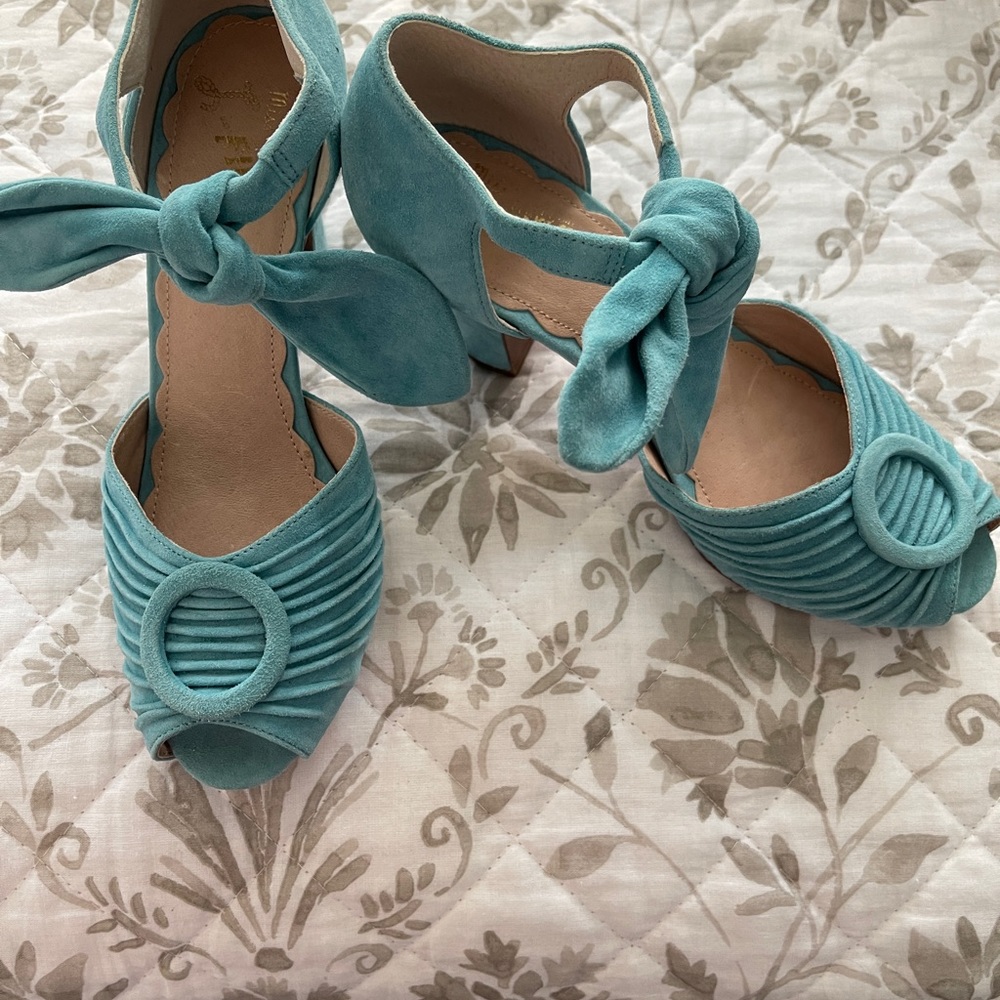 VINTAGE LOOK aqua blue suede chunk heel shoes